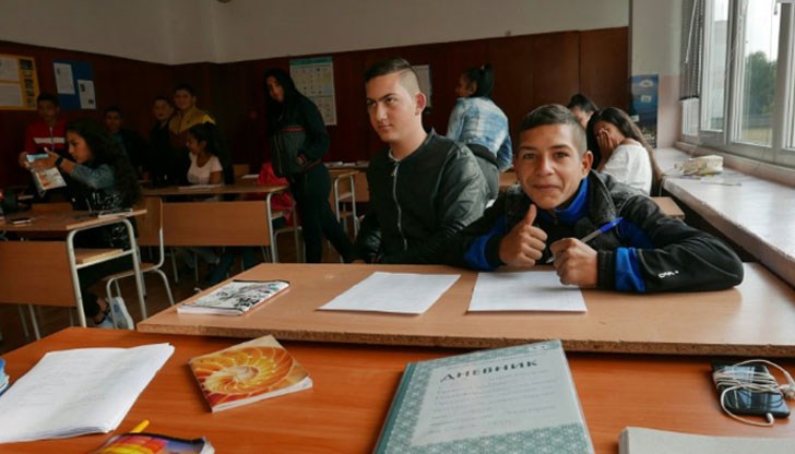 От черна овца училището по текстилни и кожени изделия в София се превърна в пример как се връщат ученици в клас
