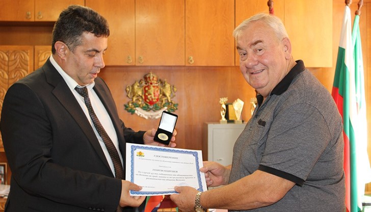 Кметът Георги Георгиев беше удостоен и със знака за областния управител за цялостен принос в развитието на общината и по повод навършването на годишнината