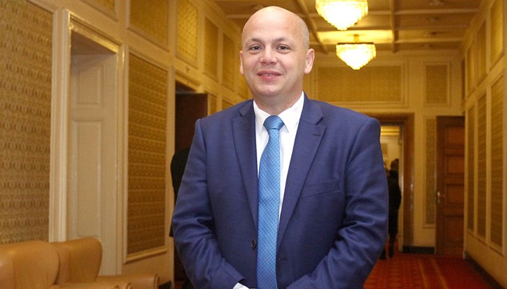 Властта кашля точно тук и сега Властта кашля точно тук и сега