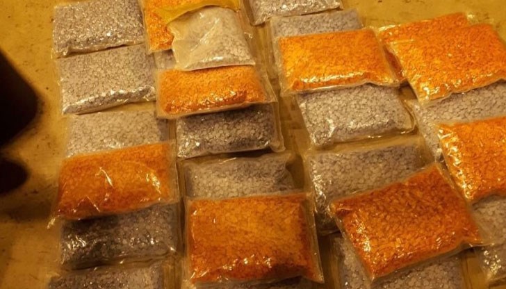 Поръчваш две рокли получаваш бонус от 24 800 таблетки дрога / снимката е илюстративна / Поръчваш две рокли получаваш бонус от 24 800 таблетки дрога / снимката е илюстративна /