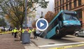 Автобус пропадна в огромна яма в САЩ