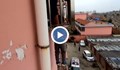 4-годишно дете вися от четвъртия етаж със заклещена глава между решетки