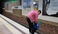 Баща надвеси детето си над релсите в метрото