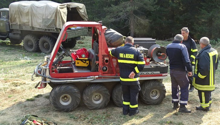 По земя и въздух, втори ден гасят пожара в резервата