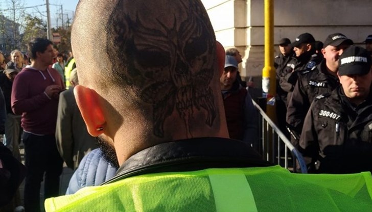 Опитвам се да сметна колко пари струва днешното представление на цирк "България", но не съм наясно с цените. Колко взима един редови подкрепящ Гешев?