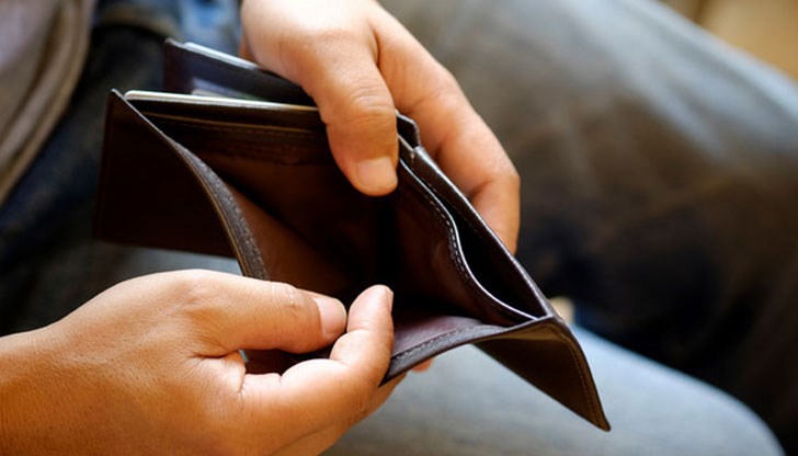 Не може да си позволи поне 4 от 9 основни неща: да плаща редовно наема и битовите си сметки, да поддържа дома си в подходящо състояние, да яде месо или риба през ден, да ходи всяка година една седмица на почивка, да може да посрещне неочакван разход и да има кола, пералня, телевизор и телефон Не може да си позволи поне 4 от 9 основни неща: да плаща редовно наема и битовите си сметки, да поддържа дома си в подходящо състояние, да яде месо или риба през ден, да ходи всяка година една седмица на почивка, да може да посрещне неочакван разход и да има кола, пералня, телевизор и телефон