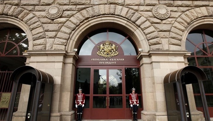 Посетителите на президентската институция ще имат възможност да разгледат Гербовата зала на „Дондуков“ 2, кабинетите на президента Румен Радев и на вицепрезидента Илияна Йотова, Огледалната зала и президентската библиотека