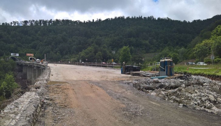 През далечната 1974 година Тато е направил първата копка на магистрала "Хемус". Сега, 45 години по-късно, тя е доникъде