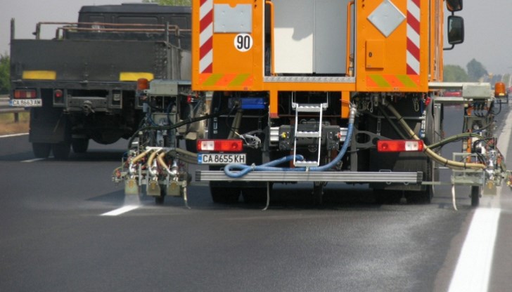 Подготовката на пътищата за зимния сезон тече с пълна сила