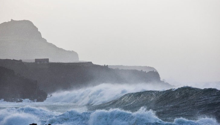 „Лоренцо” удари Азорските острови с ветрове със скорост от 155 км/ч и вълни високи 22 метра