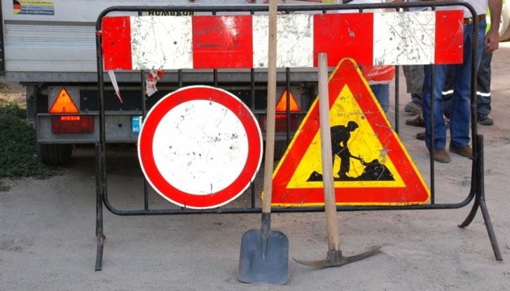 Ремонтират се настилката и тротоарите, поставят се нови пътни маркировки и вертикална сигнализация Ремонтират се настилката и тротоарите, поставят се нови пътни маркировки и вертикална сигнализация