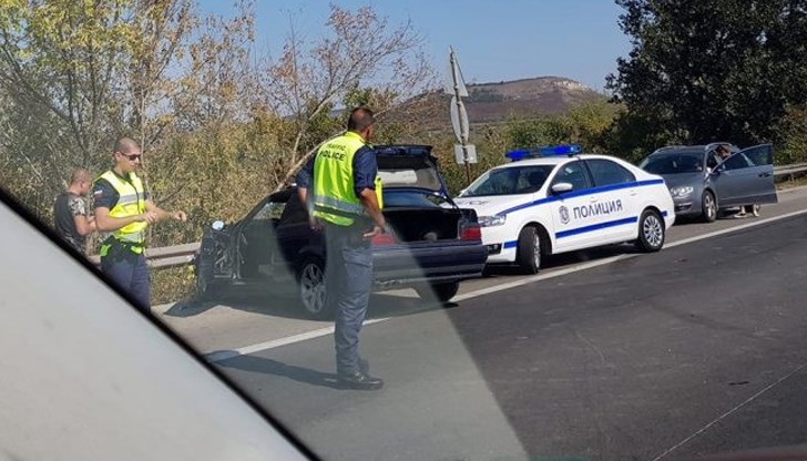 Заради катастрофата при разклона за Девня в посока София, автомагистралата е частично затворена