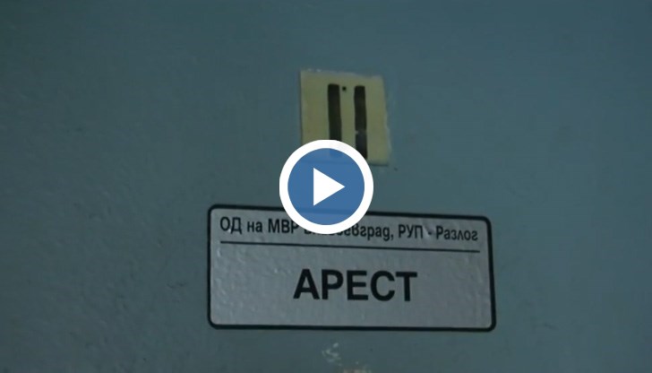 По първоначална информация нямат роднинска връзка с 13-годишното момиче