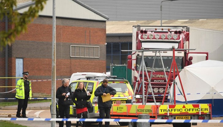 Британската полиция ги търси във връзка със смъртта на 39 души, чиито тела бяха открити в камион
