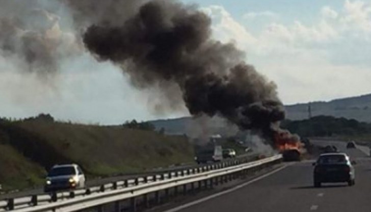 Пожарникари са потушили пламъците, а пострадали при инцидента няма