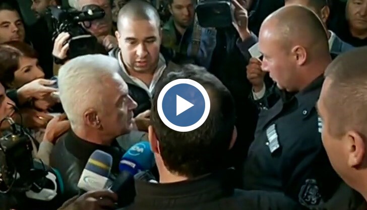 Полиция не го допуска, защото няма право да е там