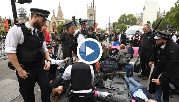 За да бъдат чути, демонстрантите в Лондон окупираха централни улици и мостове
