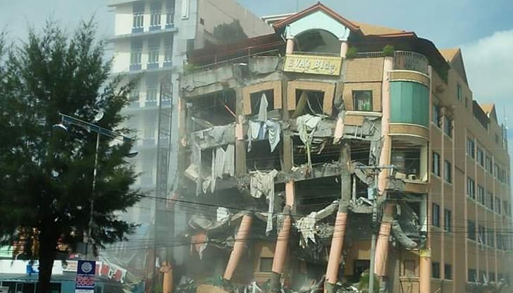 Рухна хотел, има петима загинали