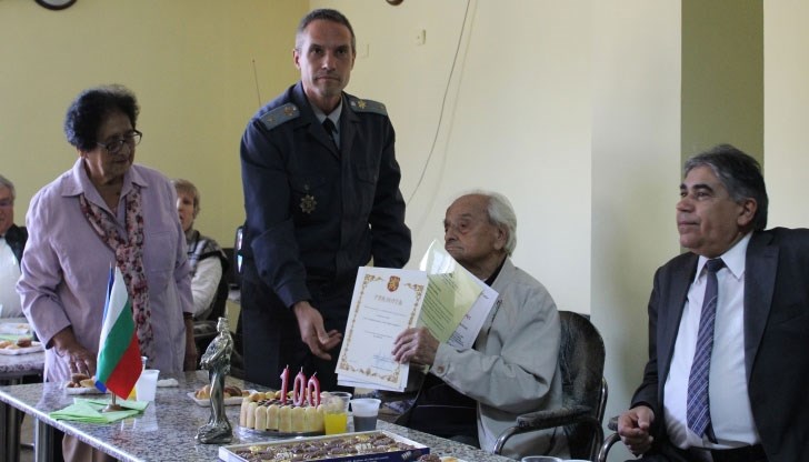 100-годишният полк. Александър Влайков посрещна празника си с много вълнение