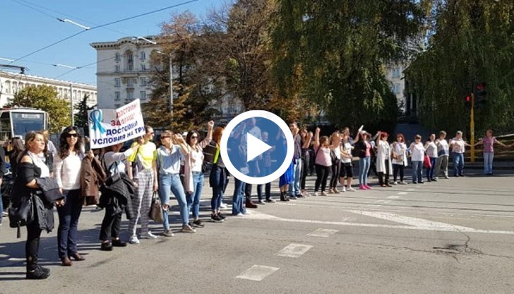 Протестиращи медици блокираха движението на бул. „Мария Луиза” в София