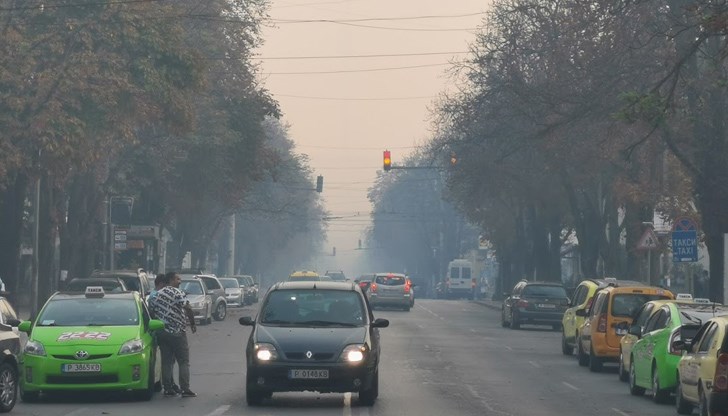 Целият град е силно задимен, въздухът е оцветен в сиво-синкав цвят