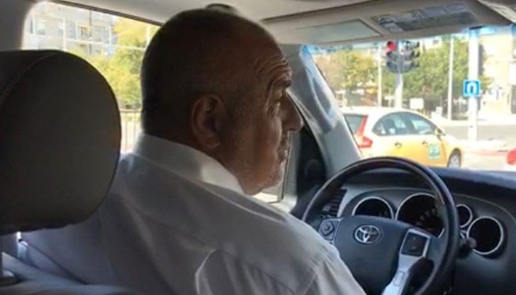 Автомобилите от Националната служба за охрана ненужно избутват в аварийната лента други автомобили, за да премине кортежът на Борисов Автомобилите от Националната служба за охрана ненужно избутват в аварийната лента други автомобили, за да премине кортежът на Борисов