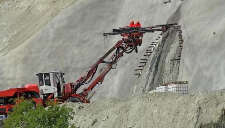 Съоръжението ще е с дължина около 2 км и ще бъде най-дългият пътен тунел, изграждан досега у нас