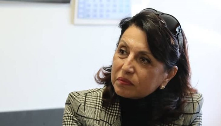 Г-жо Иванова, дърпайте си ръчната спирачка и се прибирайте в класната стая, където ви е мястото! Г-жо Иванова, дърпайте си ръчната спирачка и се прибирайте в класната стая, където ви е мястото!