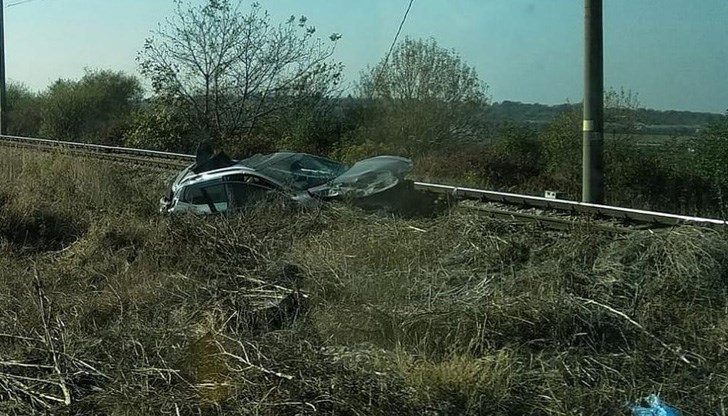 Влак удари кола на релсите