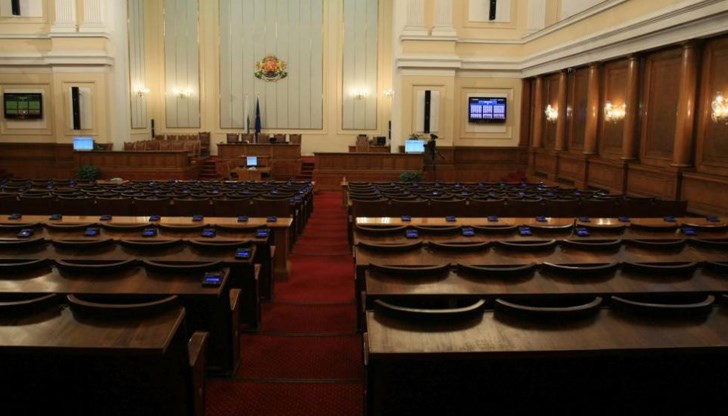 Очевидно окуражени от парламентарното решение, че няма да се провеждат пленарни заседания преди местните избори, депутатите решиха, че може напълно да изоставят и всяка друга работа, която имат
