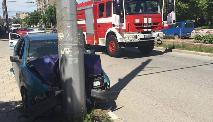 59-годишният шофьор се е забил в стълб