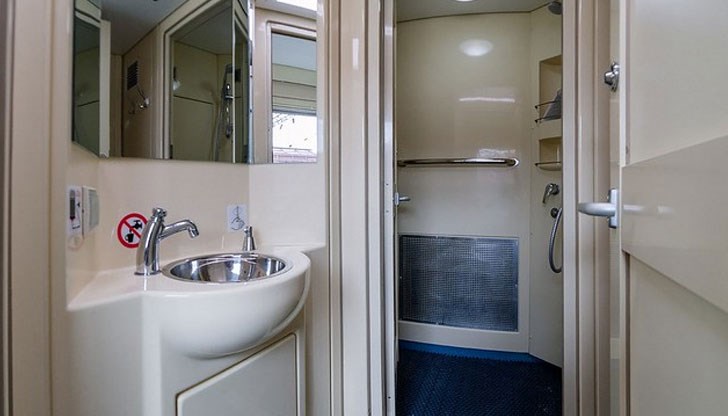 В купетата ще има също хладилник, микровълнова печка и сейф В купетата ще има също хладилник, микровълнова печка и сейф