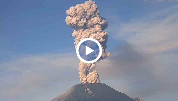 Вулканът избълва лава и скали, а струята пепел към небето достигна височина от 2 километра