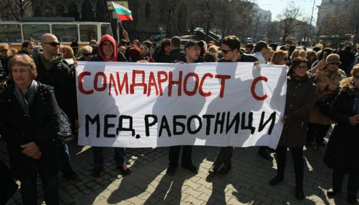 Те искат не само пари, но и справедливост. За здравеопазване у нас се харчат 9 млрд. лв. годишно, а няма пари за заплатите на 30 000 сестри Те искат не само пари, но и справедливост. За здравеопазване у нас се харчат 9 млрд. лв. годишно, а няма пари за заплатите на 30 000 сестри