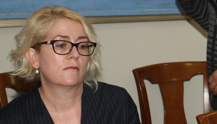 Тя е продължителна и публична, освен това се изискват декларации относно имотното състояние на кандидата