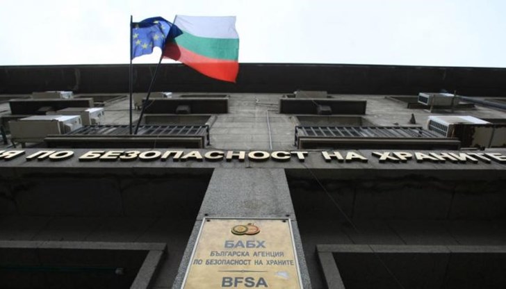 По данни на обвинението, те вземали пари под масата, за да не извършват проверки По данни на обвинението, те вземали пари под масата, за да не извършват проверки