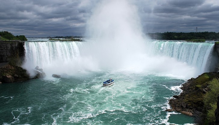 Тя е била на разходка с корабче Тя е била на разходка с корабче