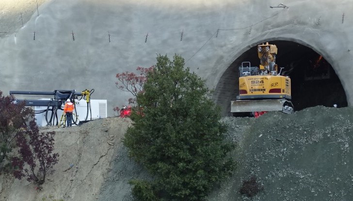 10-ина метра от най-дългия у нас тунел “Железница” на АМ “Струма” вече са прокопани