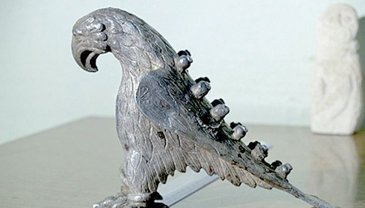 Най-ценната находка сред тях е щандарт със сребърен орел с византийски монограм