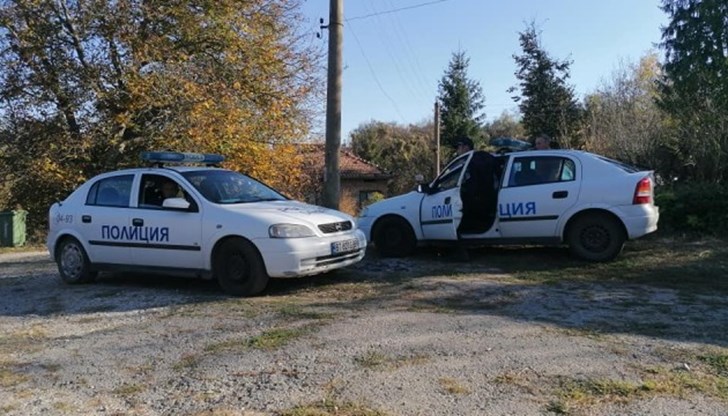 Униформени и цивилни, през обхождат дерета и изоставени сгради