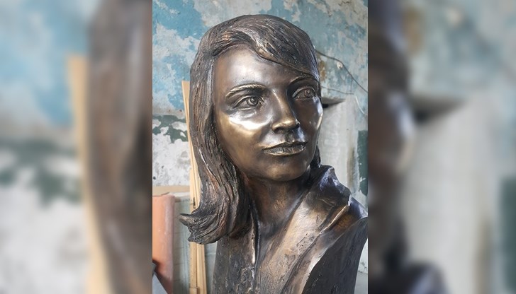 Бюстът на обичаната в родния ѝ град актриса е замислен, финансиран и поръчан от група бизнесмени и активисти от града