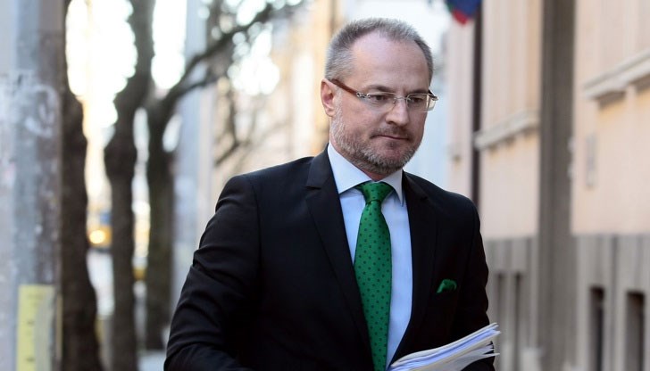 В обръщението си кадровиците осъждат опита на председателя на ВКС да се намеси в работата на колегите си Жанина Начева, Бисер Троянов и Надежда Трифонова, както и безпрецедентния натиск, който той им оказва във връзка с "правилното" решаване на делото на Джок Полфрийман