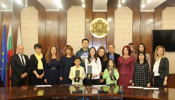 Двама третокласници и дванадесетокласничка са носителите тази година