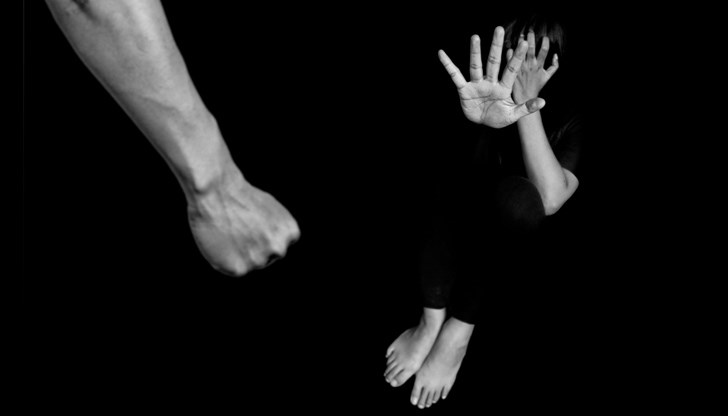 Той е нанесъл побой с лопата над малолетната си дъщеря Той е нанесъл побой с лопата над малолетната си дъщеря