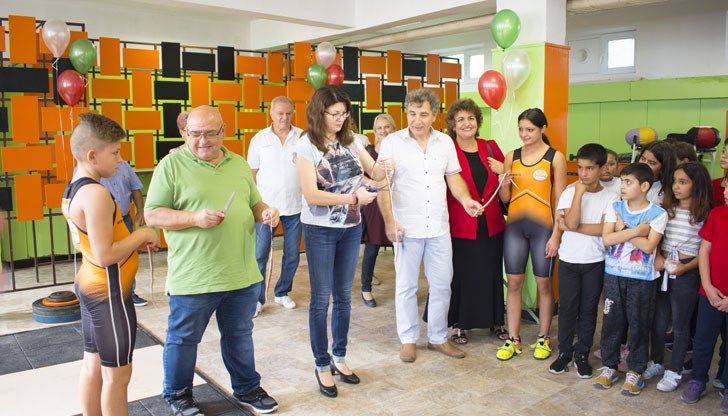 Вече 30 деца и младежи тренират вдигане на тежести в новооткритата зала