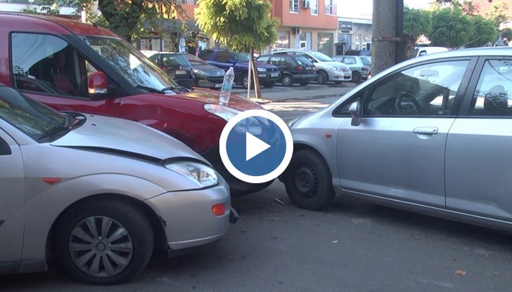 Три автомобила се блъснаха днес преди обяд на кръстовището между улиците "Видин" и "Бозвели"