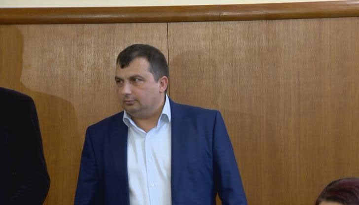 Той печели втори мандат въпреки, че има условна присъда за източване на данъци, която обжалва Той печели втори мандат въпреки, че има условна присъда за източване на данъци, която обжалва