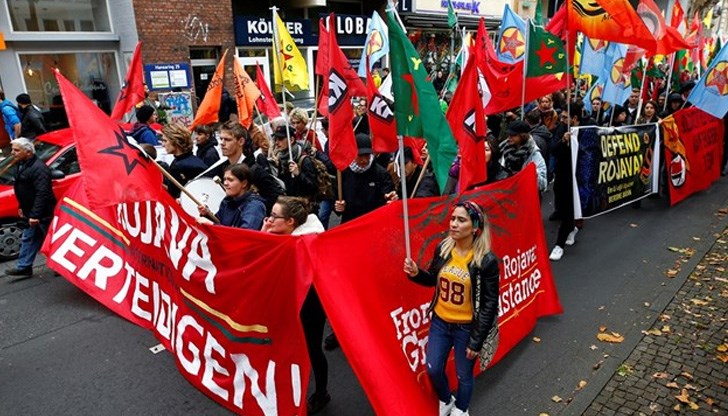 В Германия живеят голям брой турци и кюрди, и между тях съществува напрежение В Германия живеят голям брой турци и кюрди, и между тях съществува напрежение