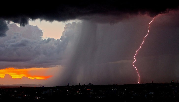 Силни гръмотевични бури и ветрове удариха и столицата Загреб, а части от града се оказаха под вода Силни гръмотевични бури и ветрове удариха и столицата Загреб, а части от града се оказаха под вода