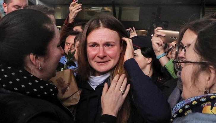 Рускинята бе посрещната от баща си на летище "Шереметиево"